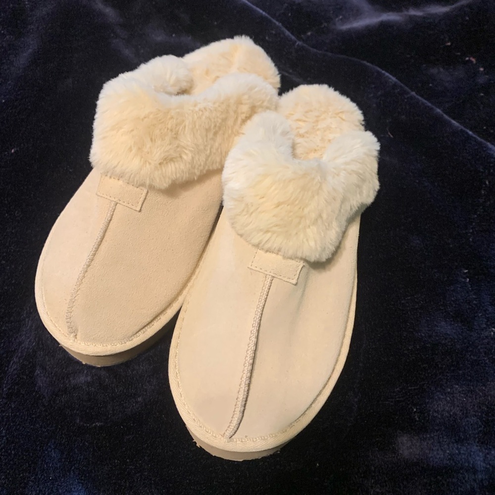 NWOT WOMENS SIZE 9 FAUX FUR AND LEATHER PLATFORM SHOES
